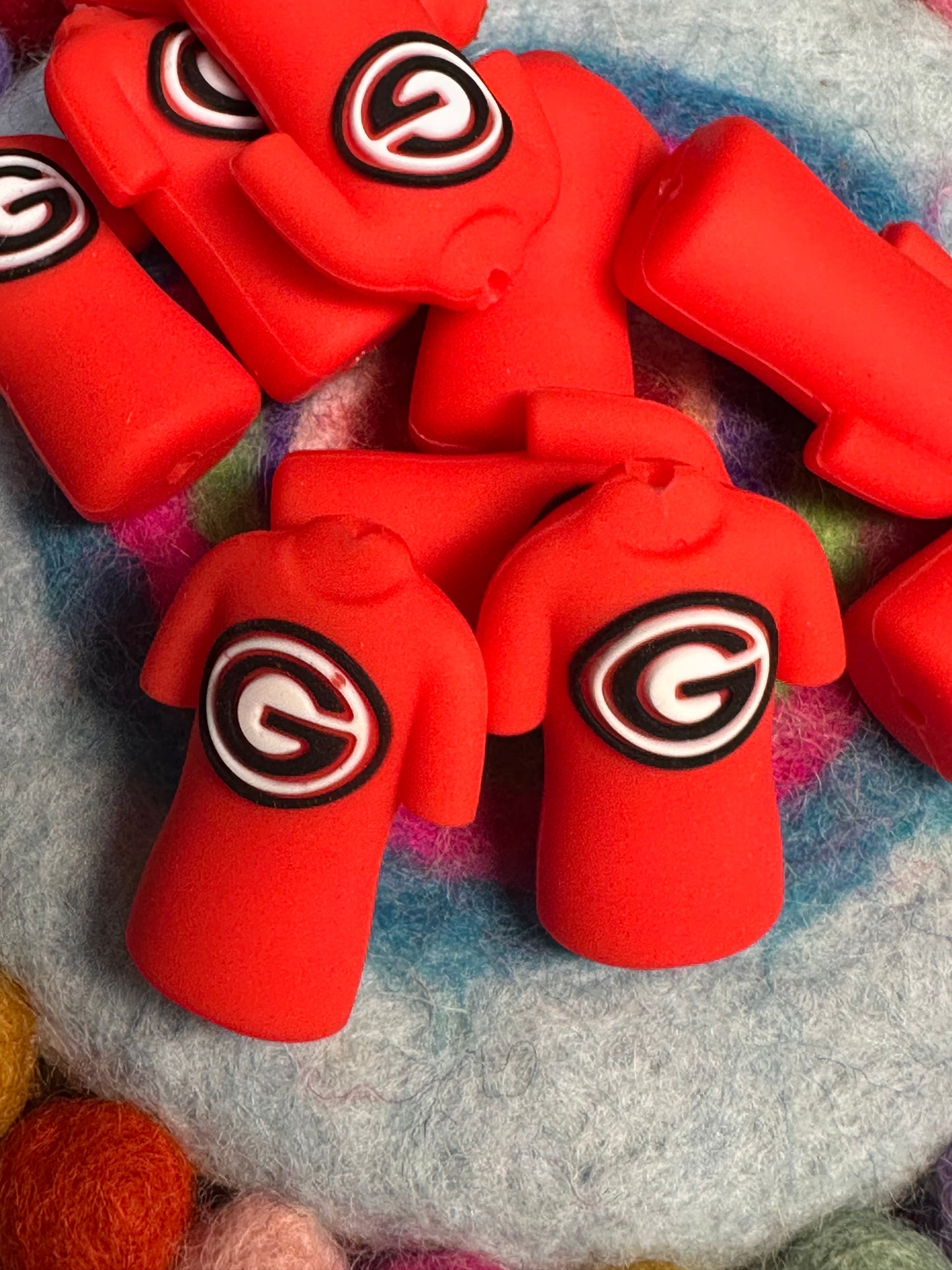 3D football jersey shaped Georgia Bulldogs focal bead
