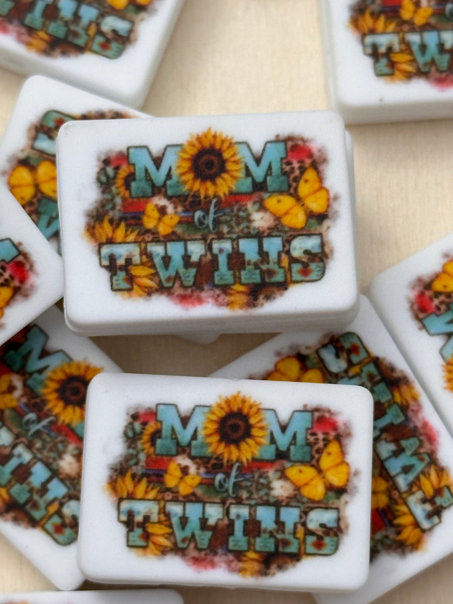 Mom of Twins Focal Bead/ beadable pen/ Silicone bead/ mother/ keychain bead/ circle shaped/ Mothers Day/ twins