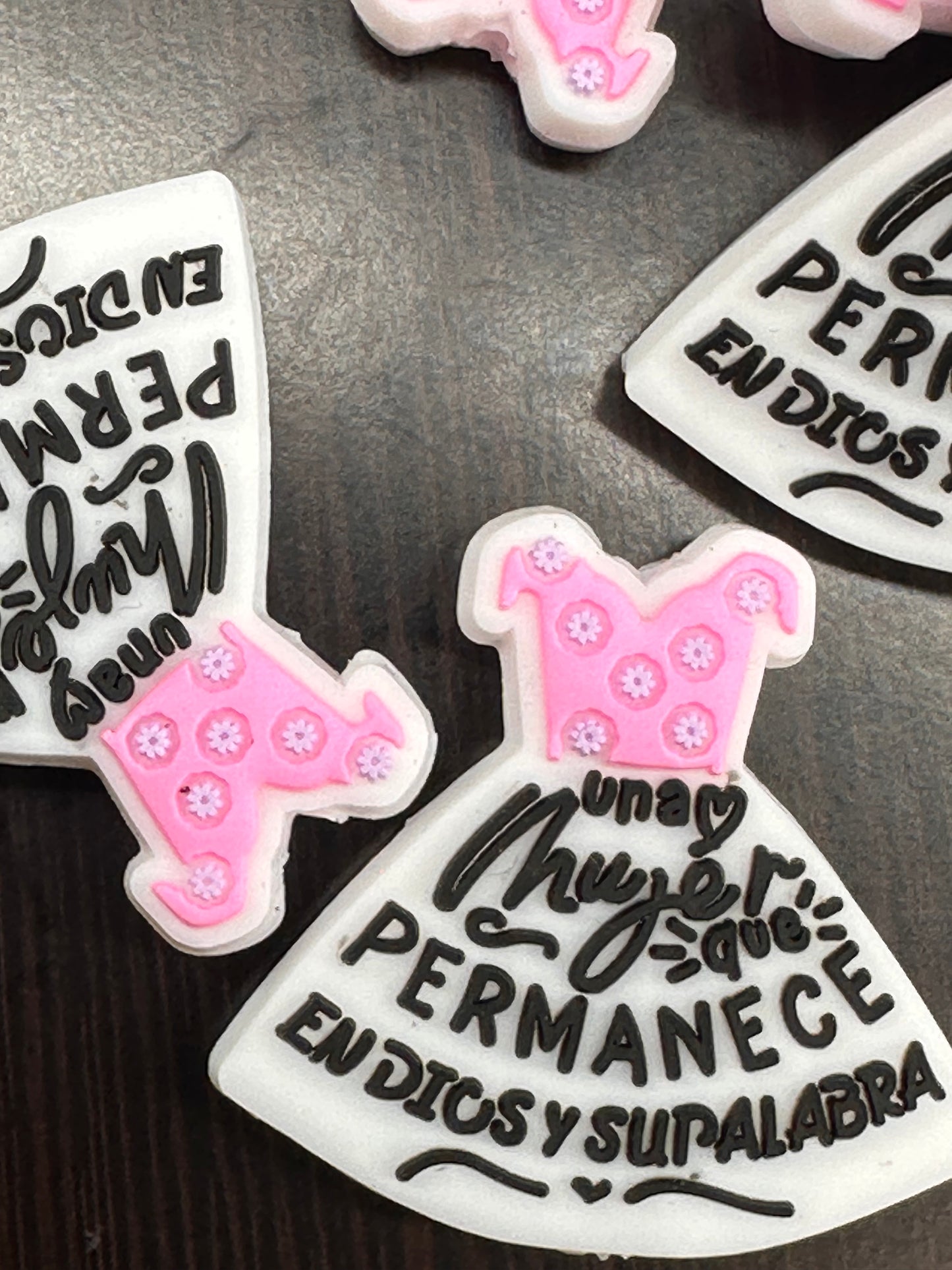 God is good Focal Bead/ beadable pen/ Silicone bead/keychain bead/ “Una Mujer que Permanece” Dress / espanol