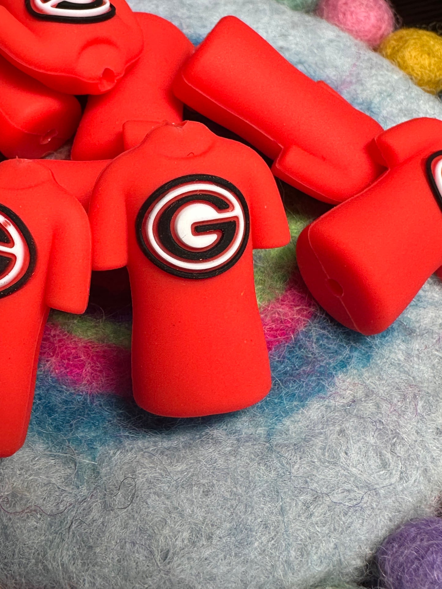 3D football jersey shaped Georgia Bulldogs focal bead