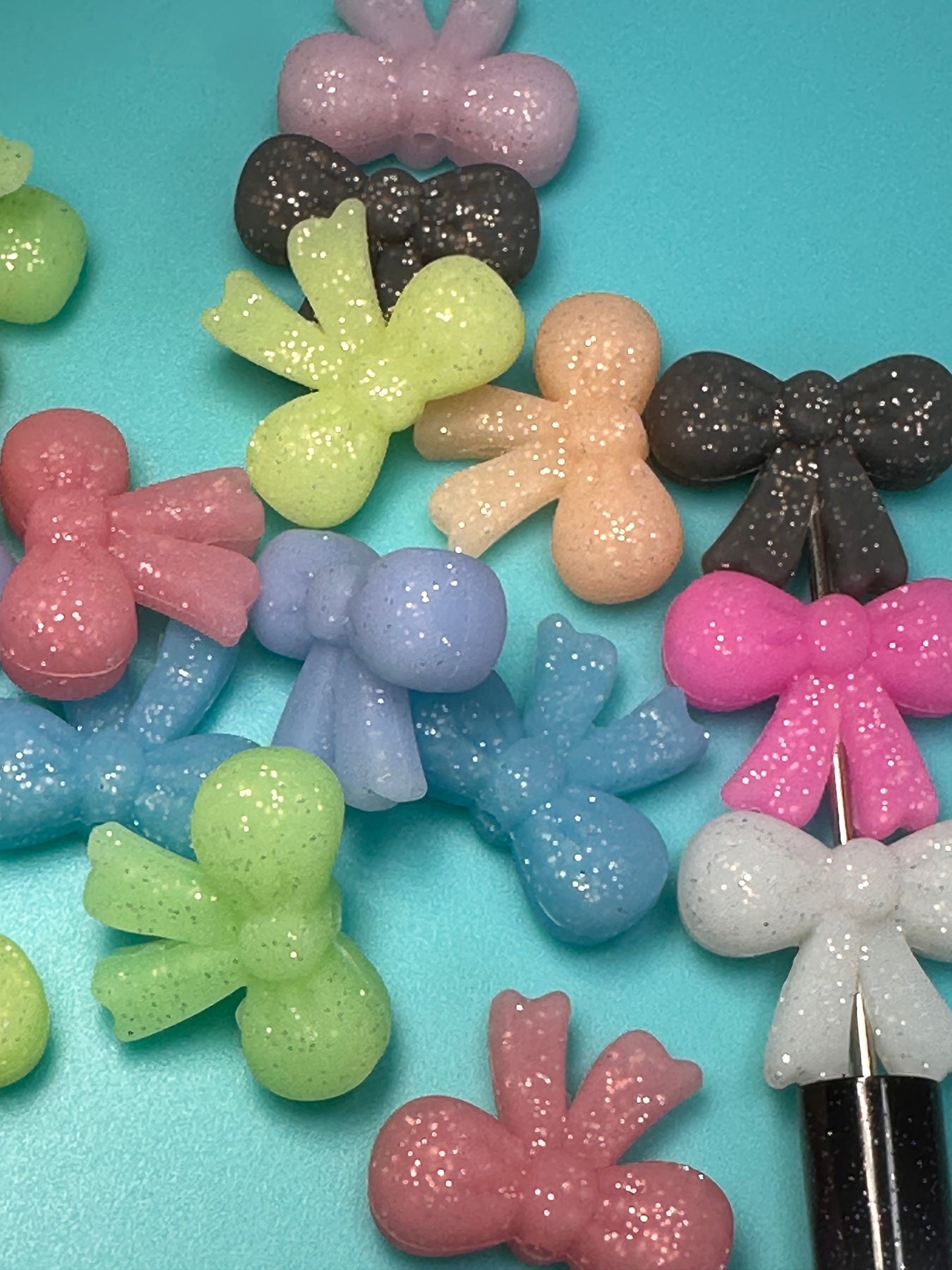 3D silicone focal bead/glittery bow