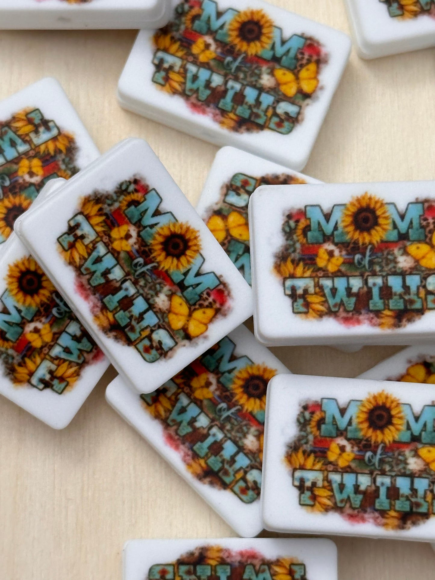 Mom of Twins Focal Bead/ beadable pen/ Silicone bead/ mother/ keychain bead/ circle shaped/ Mothers Day/ twins