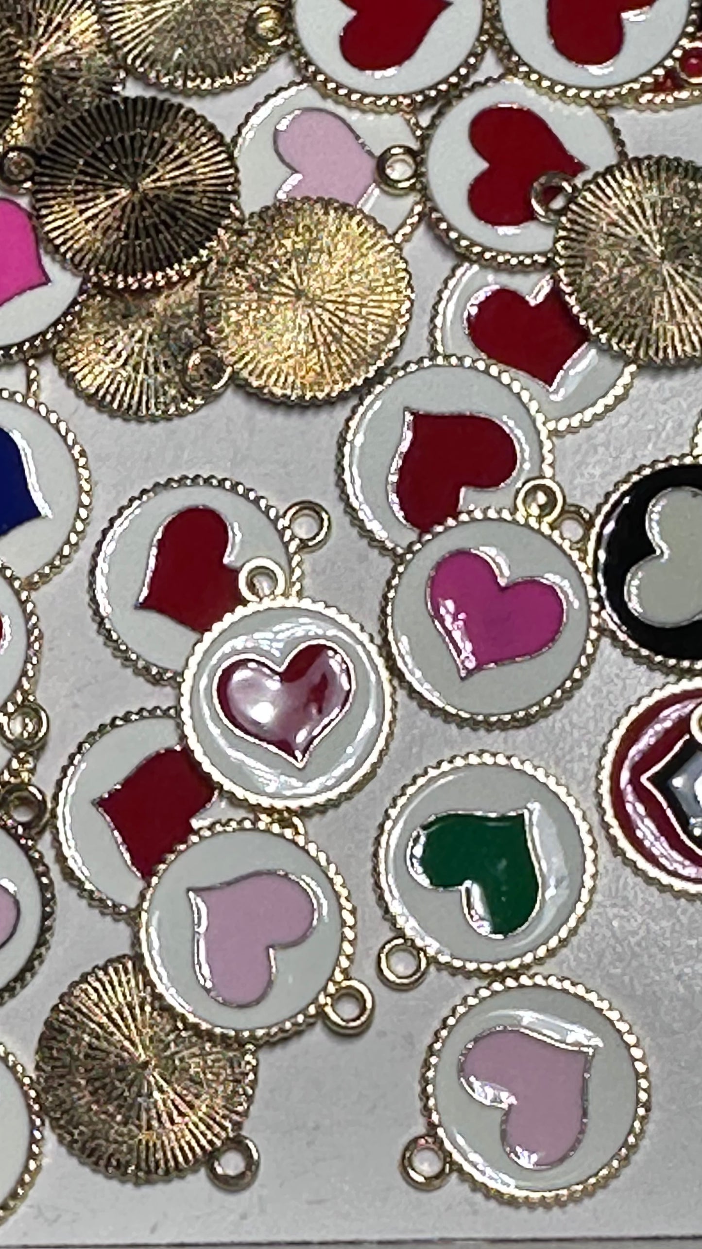 Round charms with hearts in the middle enamel metal charms/ DIY charm bracelet/ DIY necklace/ mixed colors randomly chosen