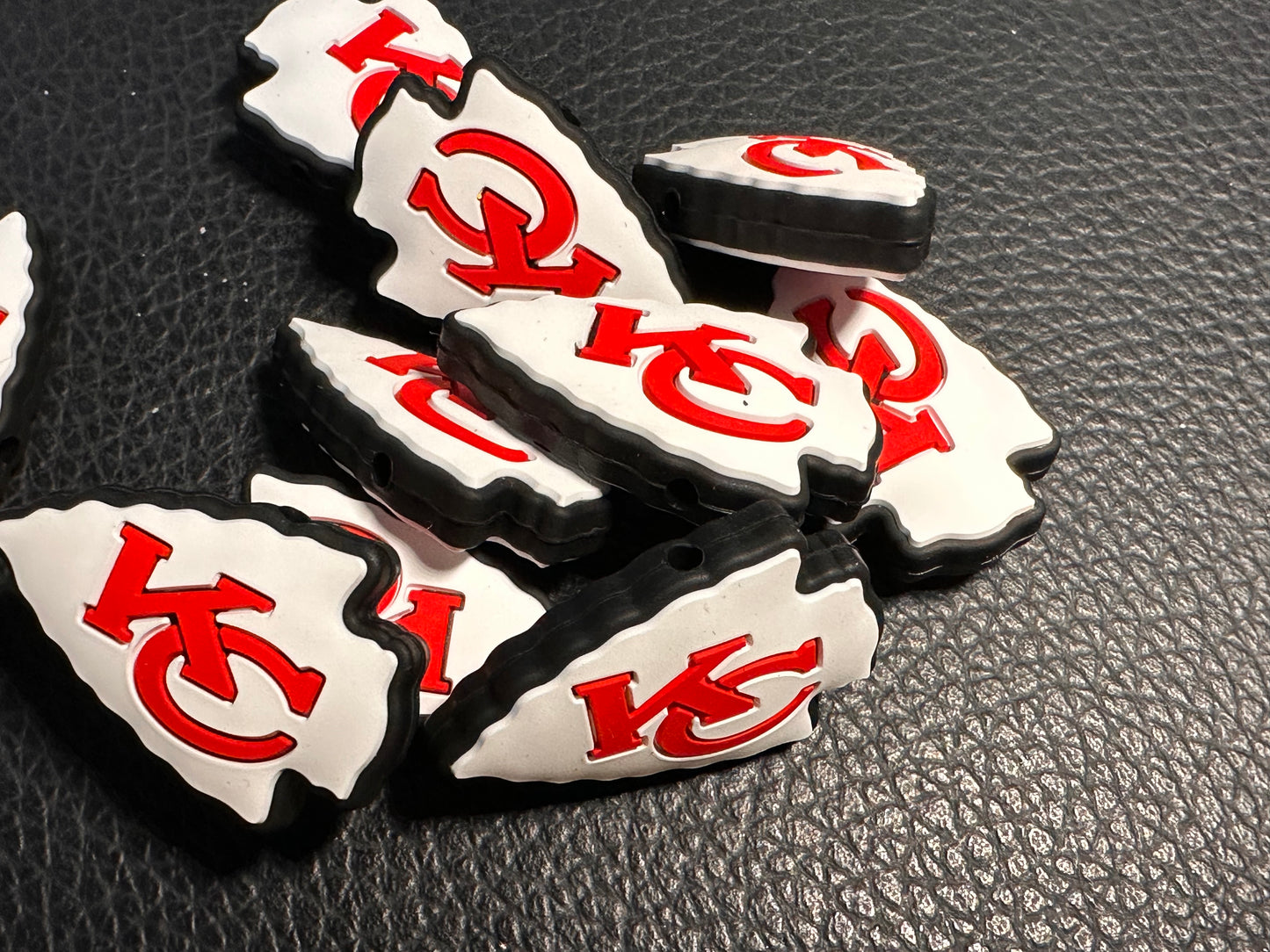 Arrowhead focal bead