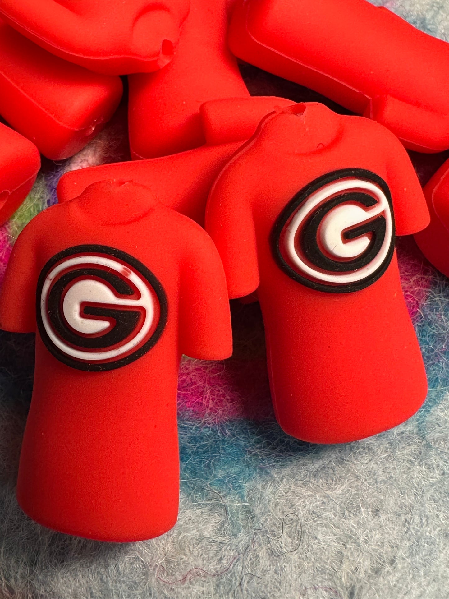 3D football jersey shaped Georgia Bulldogs focal bead