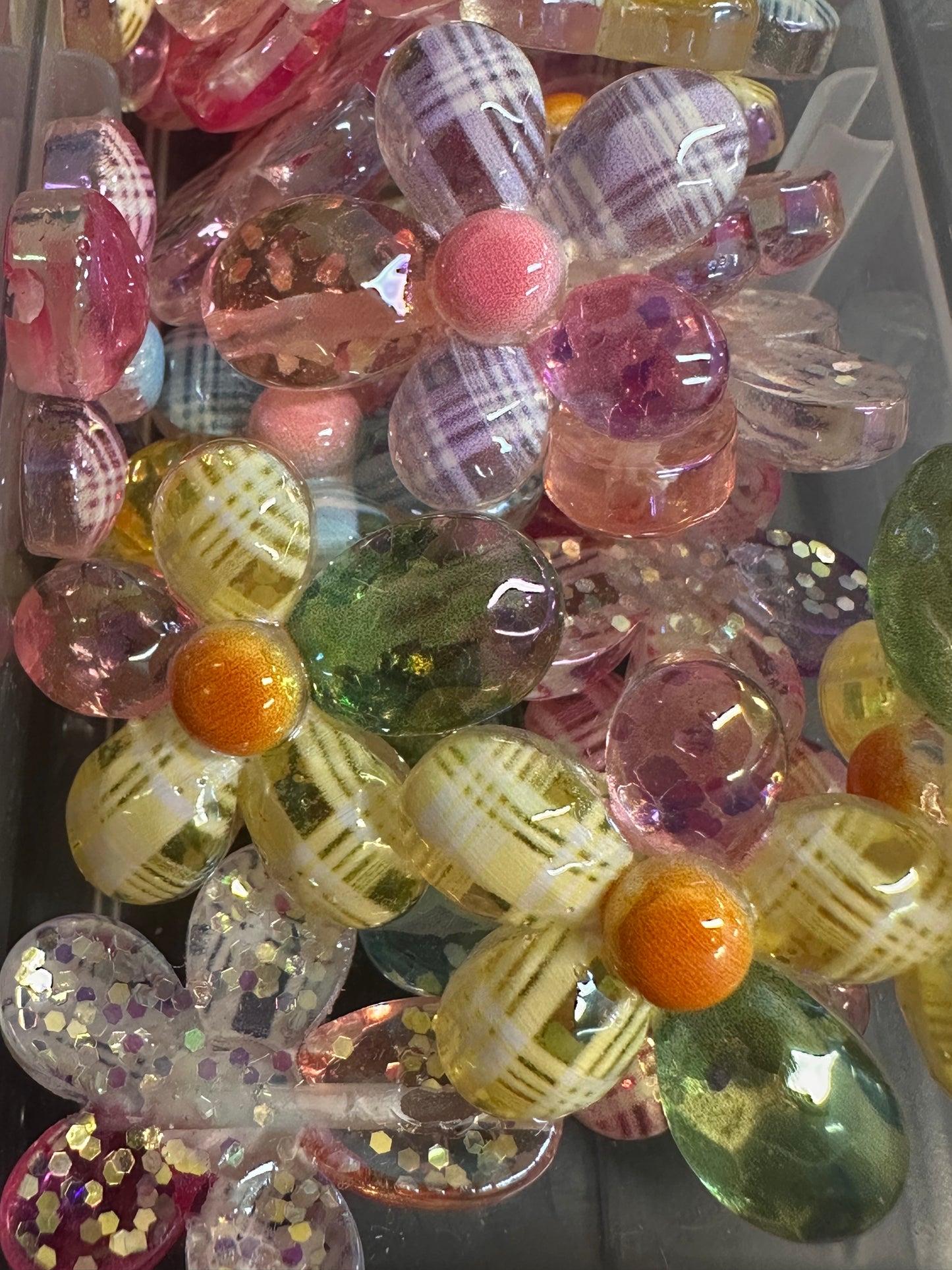 UV Shiny flower acrylic beads/ Flakes and glitter inside/ 31mm x 26mm