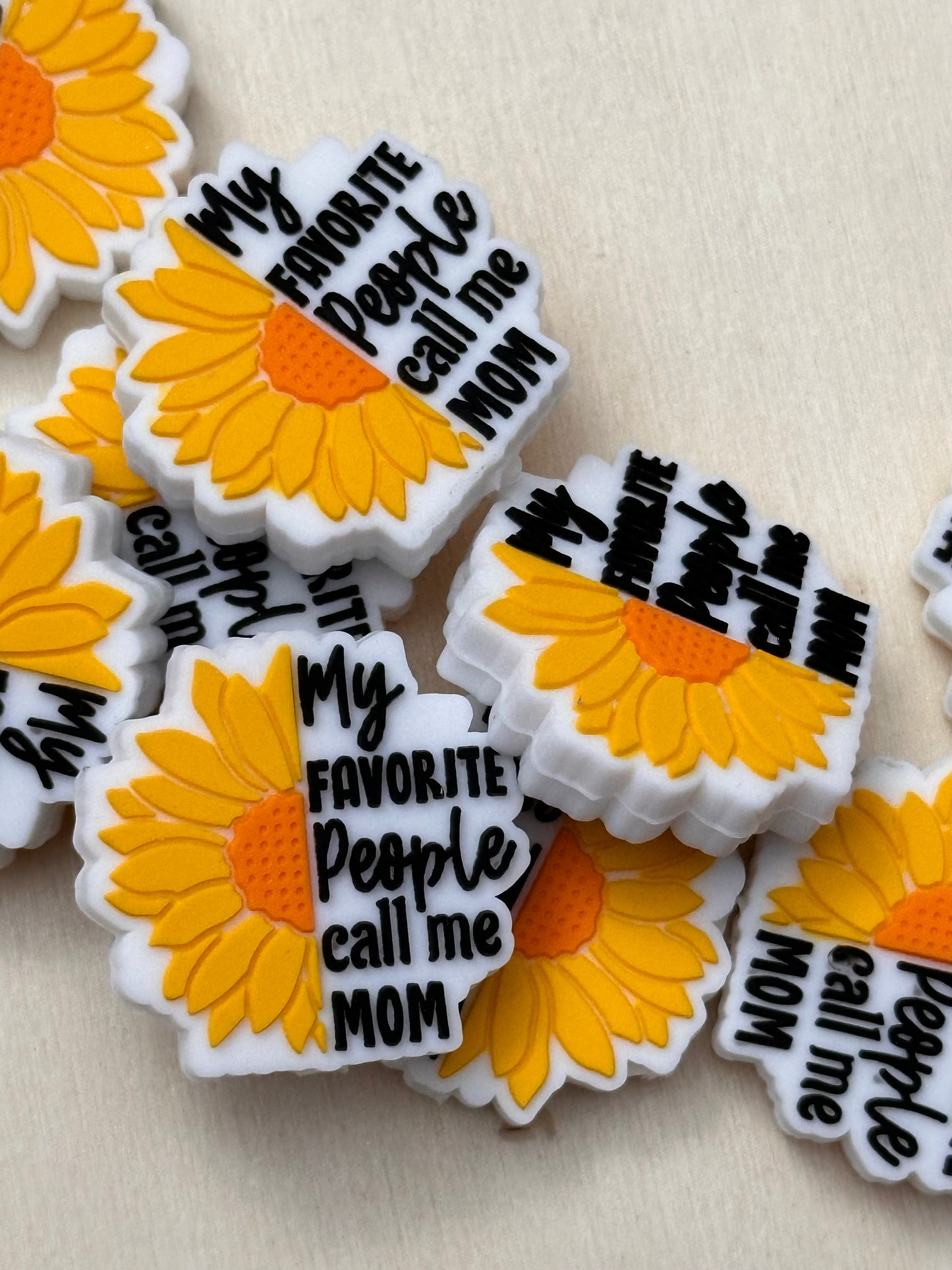 Mom Focal Bead/ beadable pen/ Silicone bead/ mother/ keychain bead/ circle shaped/ Mothers Day/