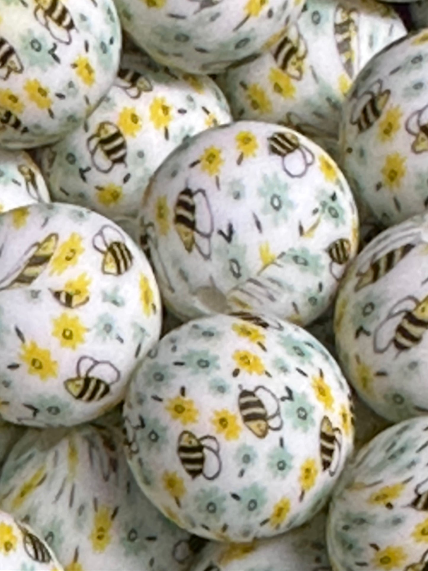Flowers and bumble bees on white beads/ printed beads /15 mm round shaped/beadable pen/ keychain bead/10 beads included