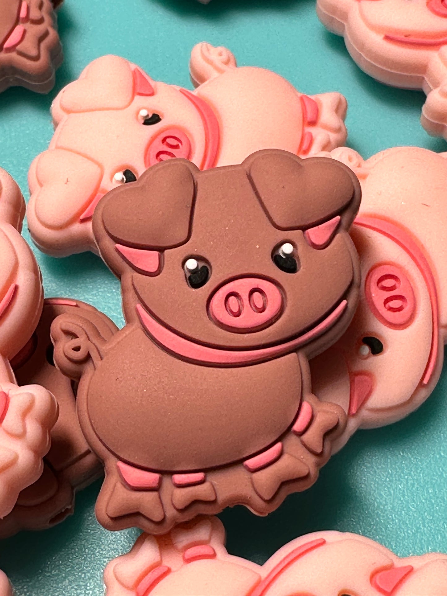 Pig Focal Bead /Farm animal/ silicone bead/ light or dark color/ piggie/ Wilbur