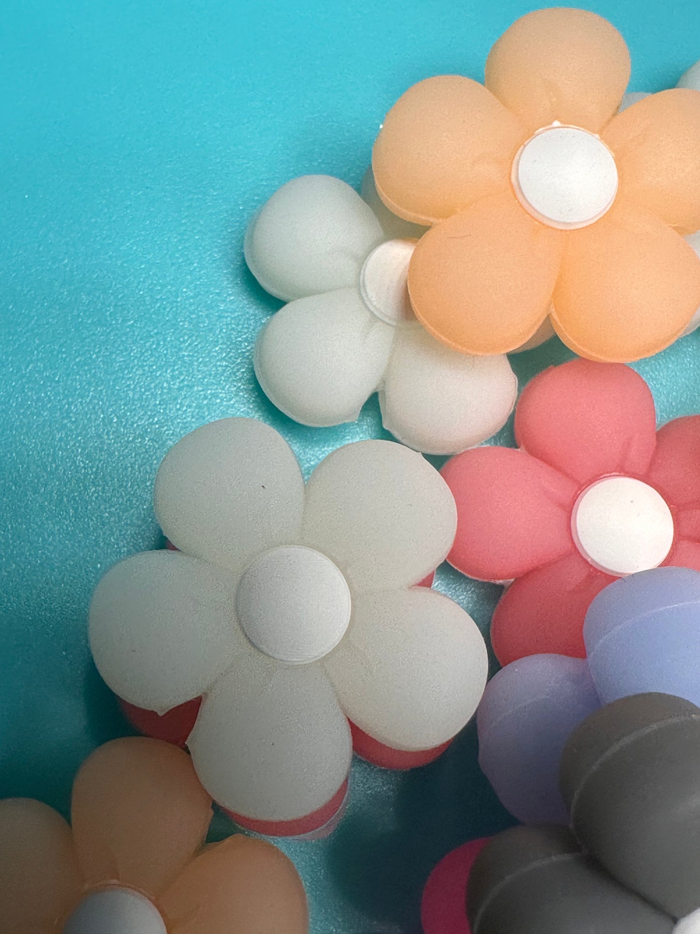 Very luminous Cute flower/ Focal Bead/ beadable pen/ Silicone bead/ keychain bead/ Glow in the Dark