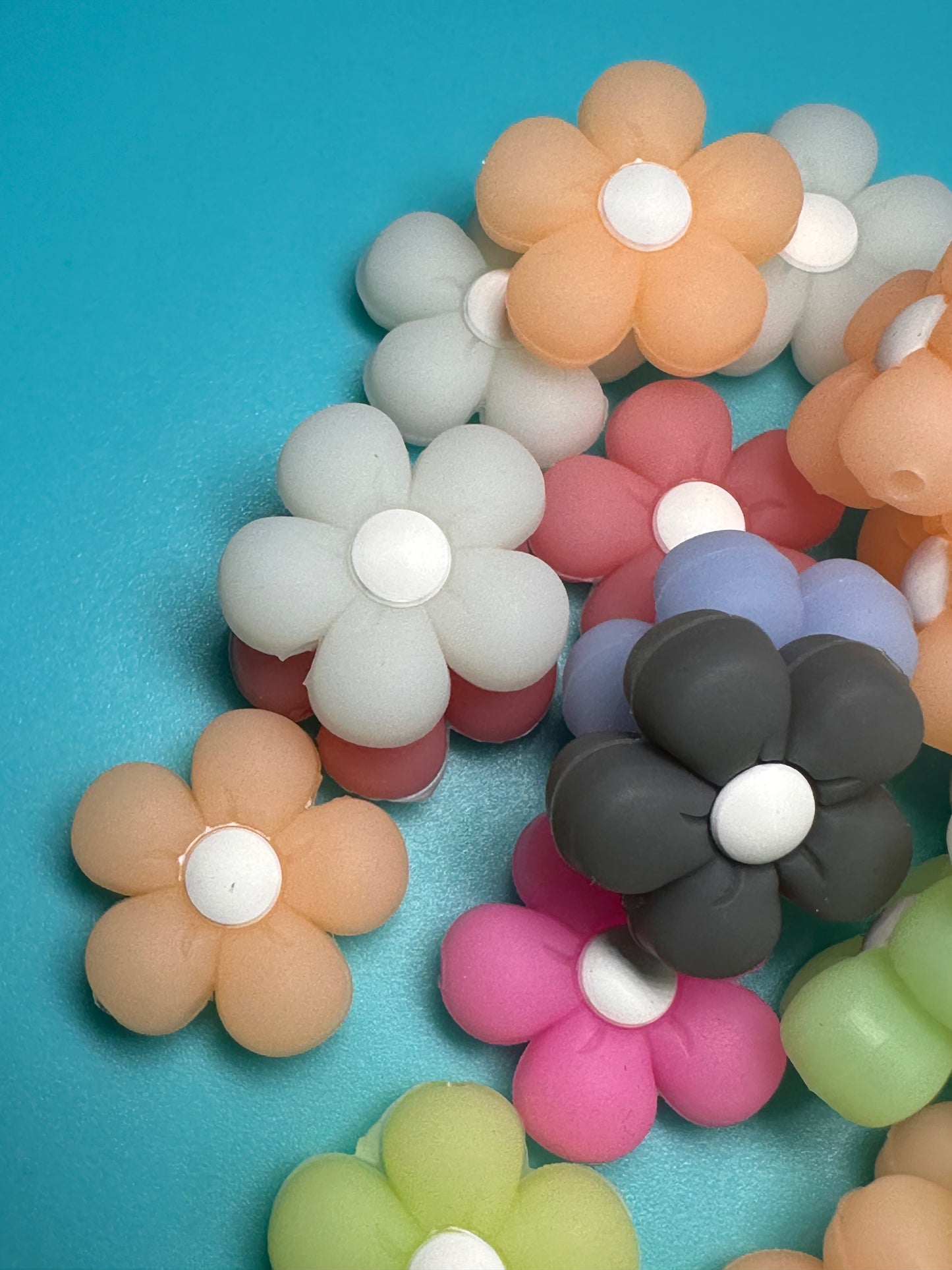 Very luminous Cute flower/ Focal Bead/ beadable pen/ Silicone bead/ keychain bead/ Glow in the Dark
