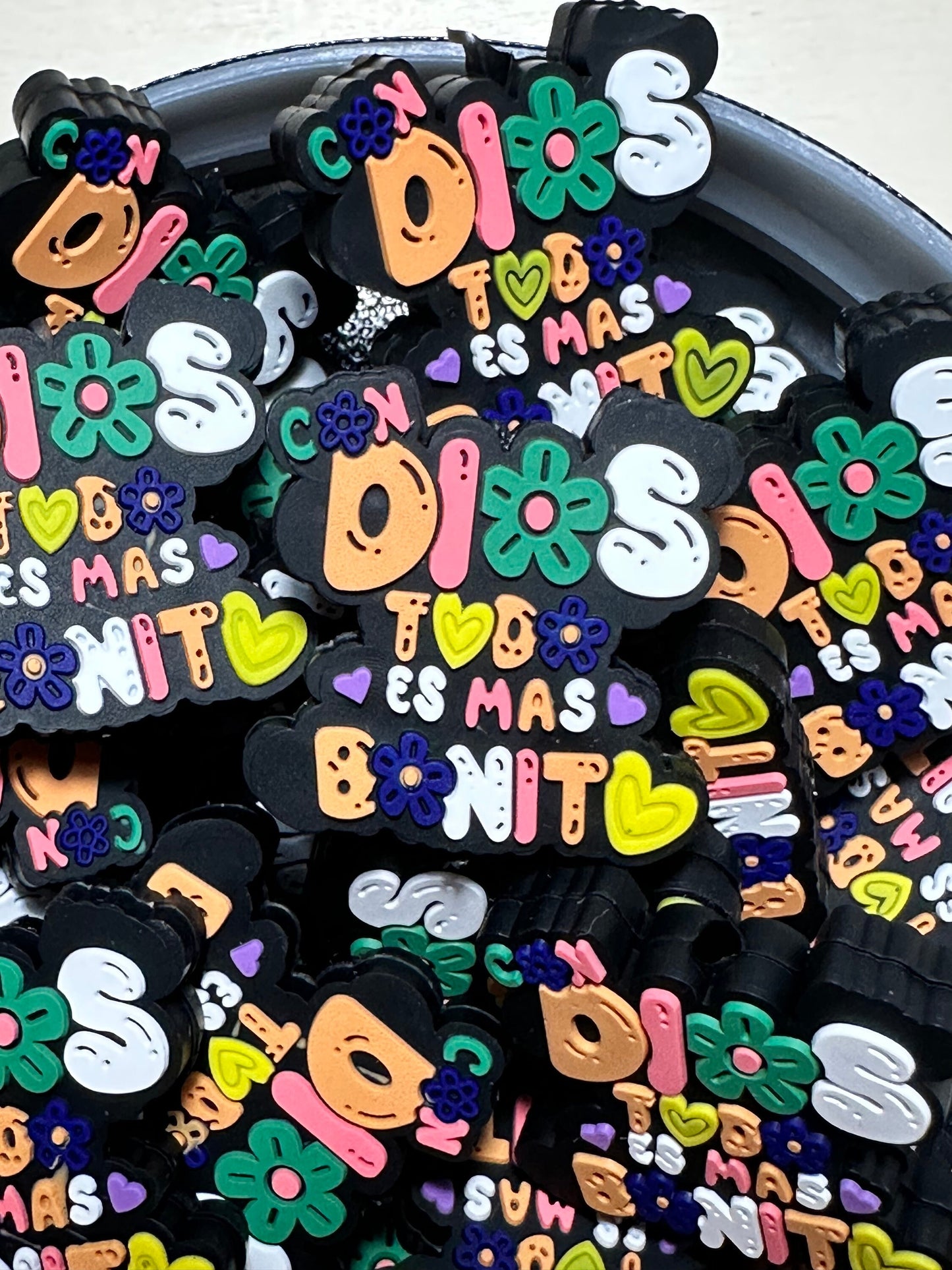 Con Dios todo es mas Bonita / Focal Bead/ beadable pen/ Silicone bead/ keychain bead/ with God everything is more beautiful/ Spanish