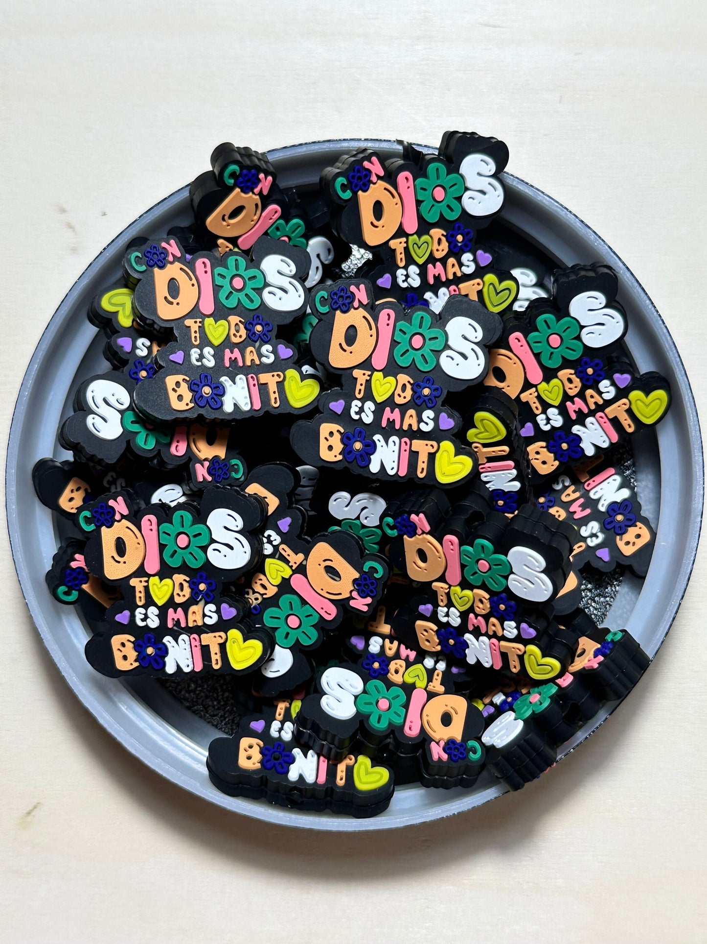 Con Dios todo es mas Bonita / Focal Bead/ beadable pen/ Silicone bead/ keychain bead/ with God everything is more beautiful/ Spanish