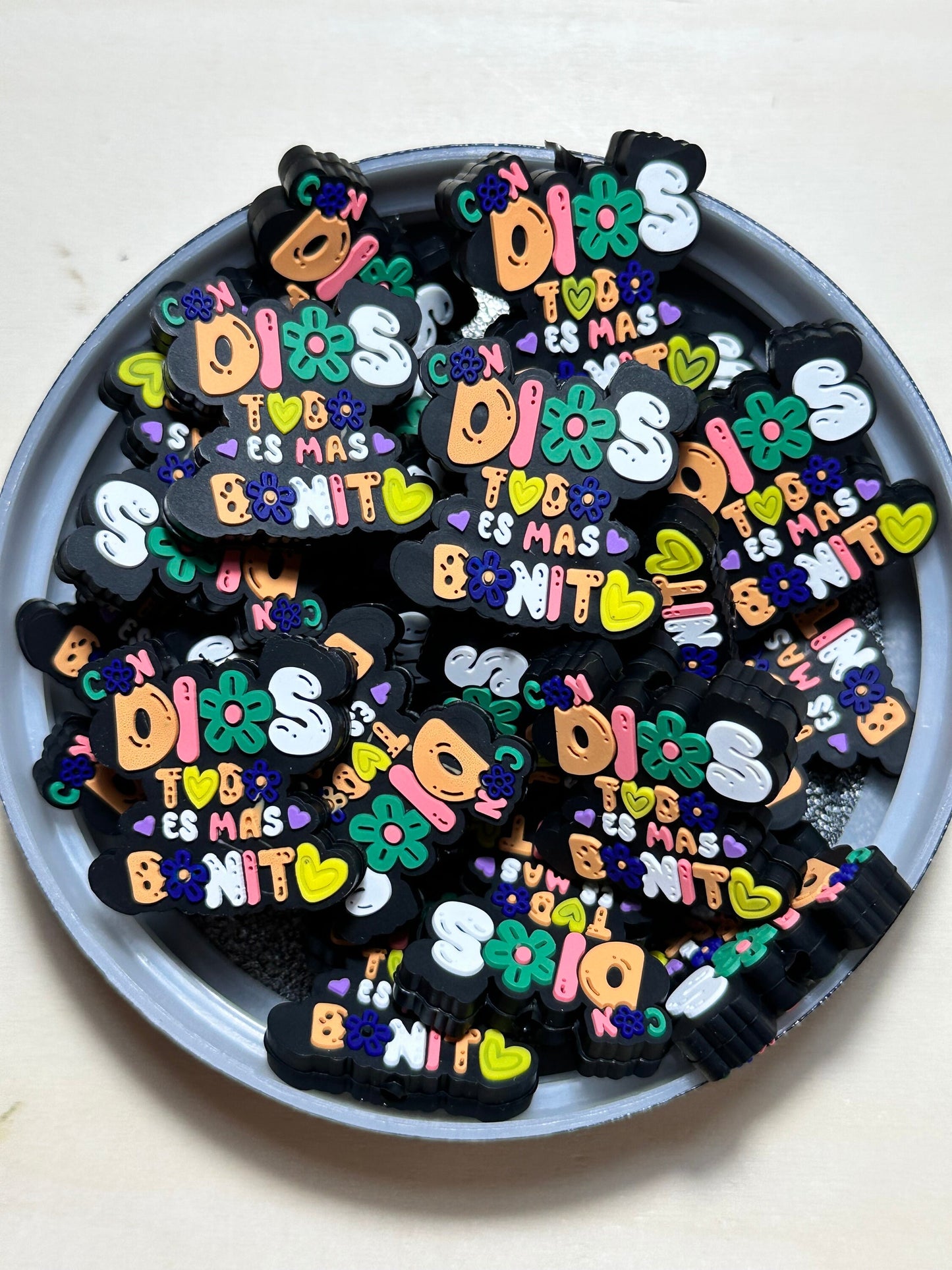 Con Dios todo es mas Bonita / Focal Bead/ beadable pen/ Silicone bead/ keychain bead/ with God everything is more beautiful/ Spanish