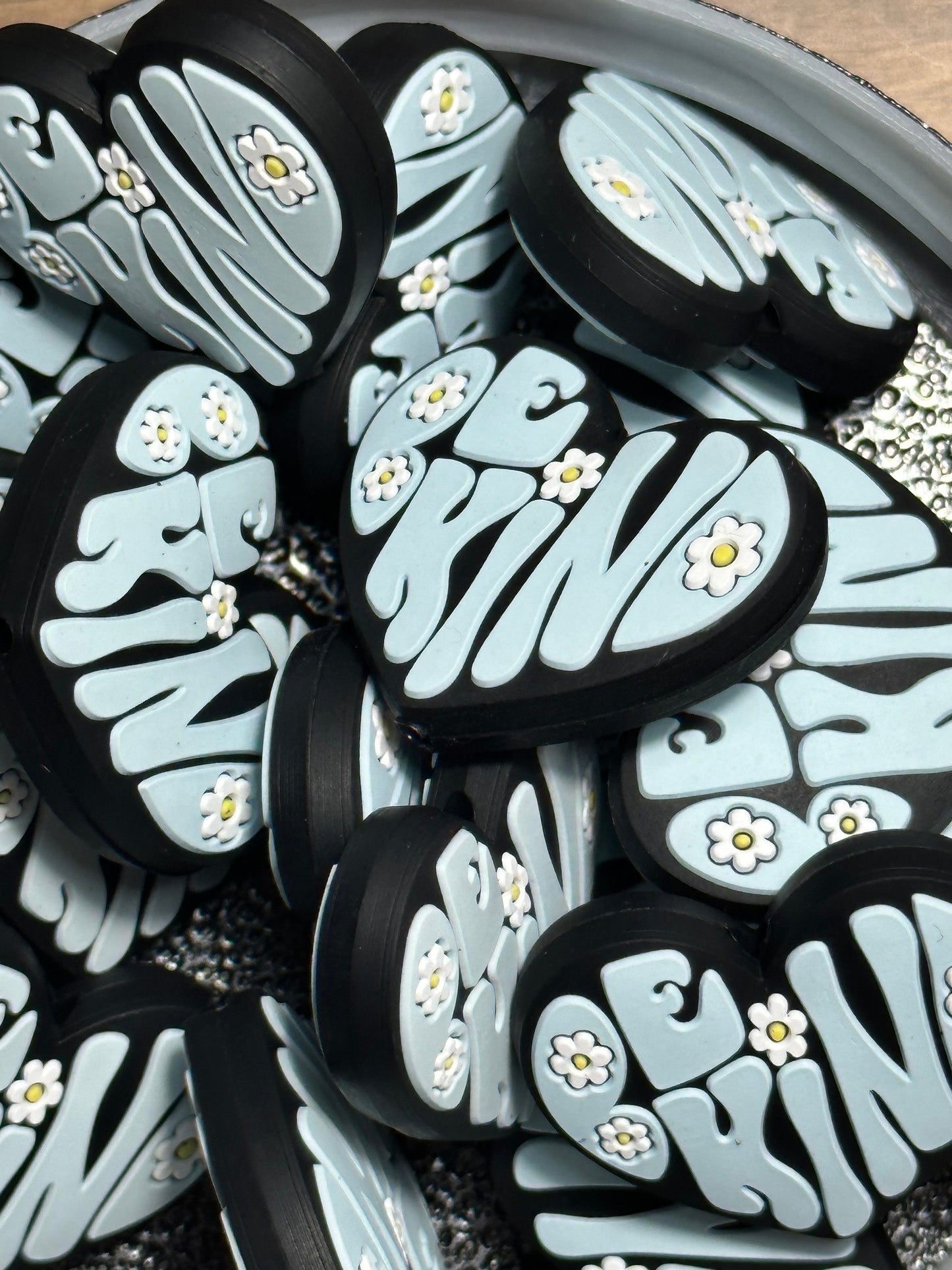 Be kind/Focal Bead/ beadable pen/ Silicone bead/ keychain bead/ heart shaped/ kindness matters/ daisies/ choose your color