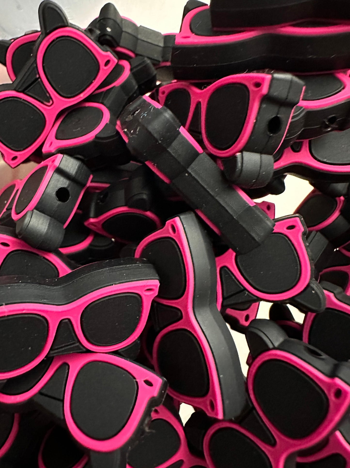 Sunglasses focal bead/ beadable pen/ Silicone bead/ keychain bead/DIY/ Sun/ sunglasses/ summer/ hole is side to side/not for pens