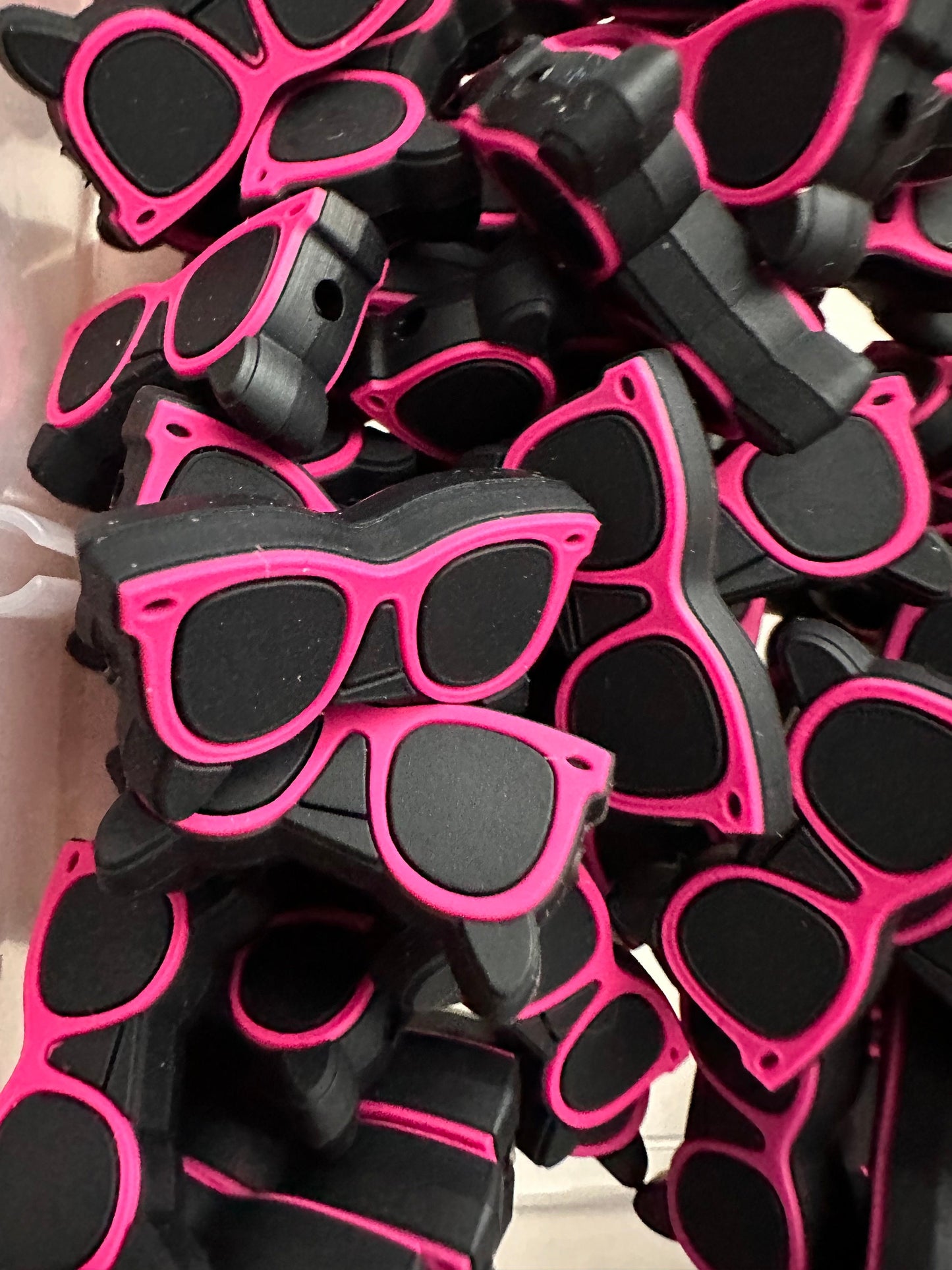 Sunglasses focal bead/ beadable pen/ Silicone bead/ keychain bead/DIY/ Sun/ sunglasses/ summer/ hole is side to side/not for pens
