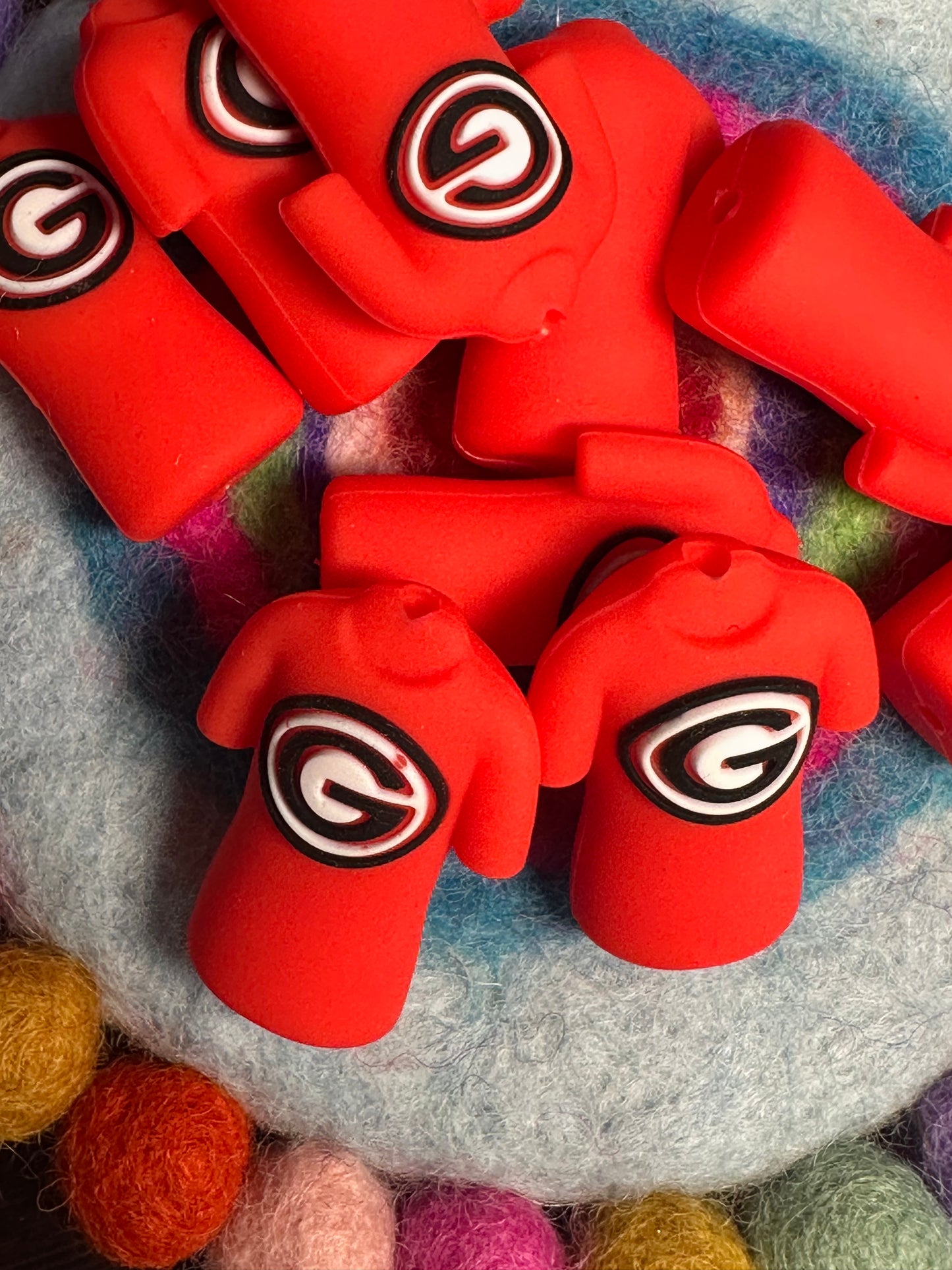3D football jersey shaped Georgia Bulldogs focal bead