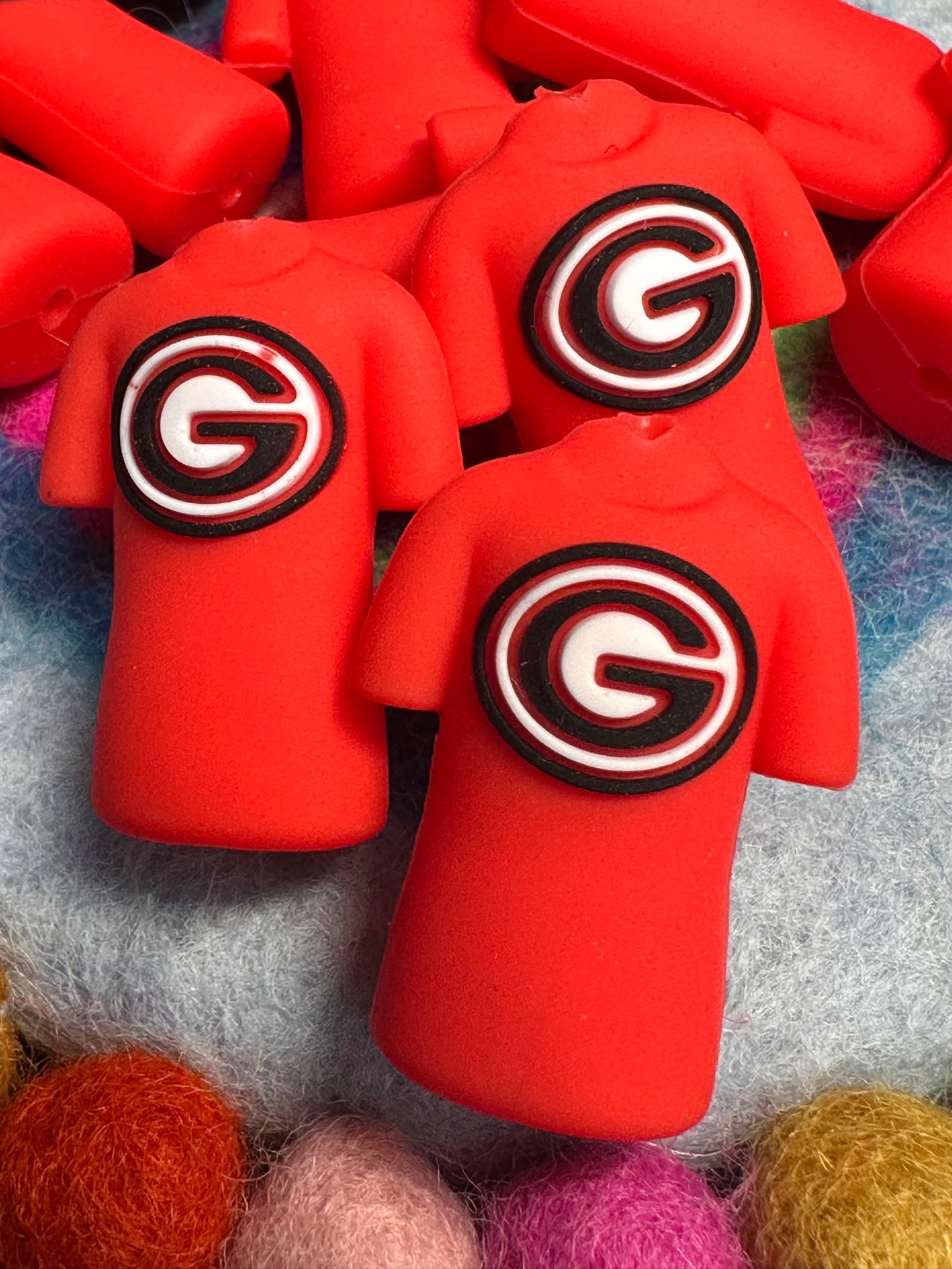 3D football jersey shaped Georgia Bulldogs focal bead