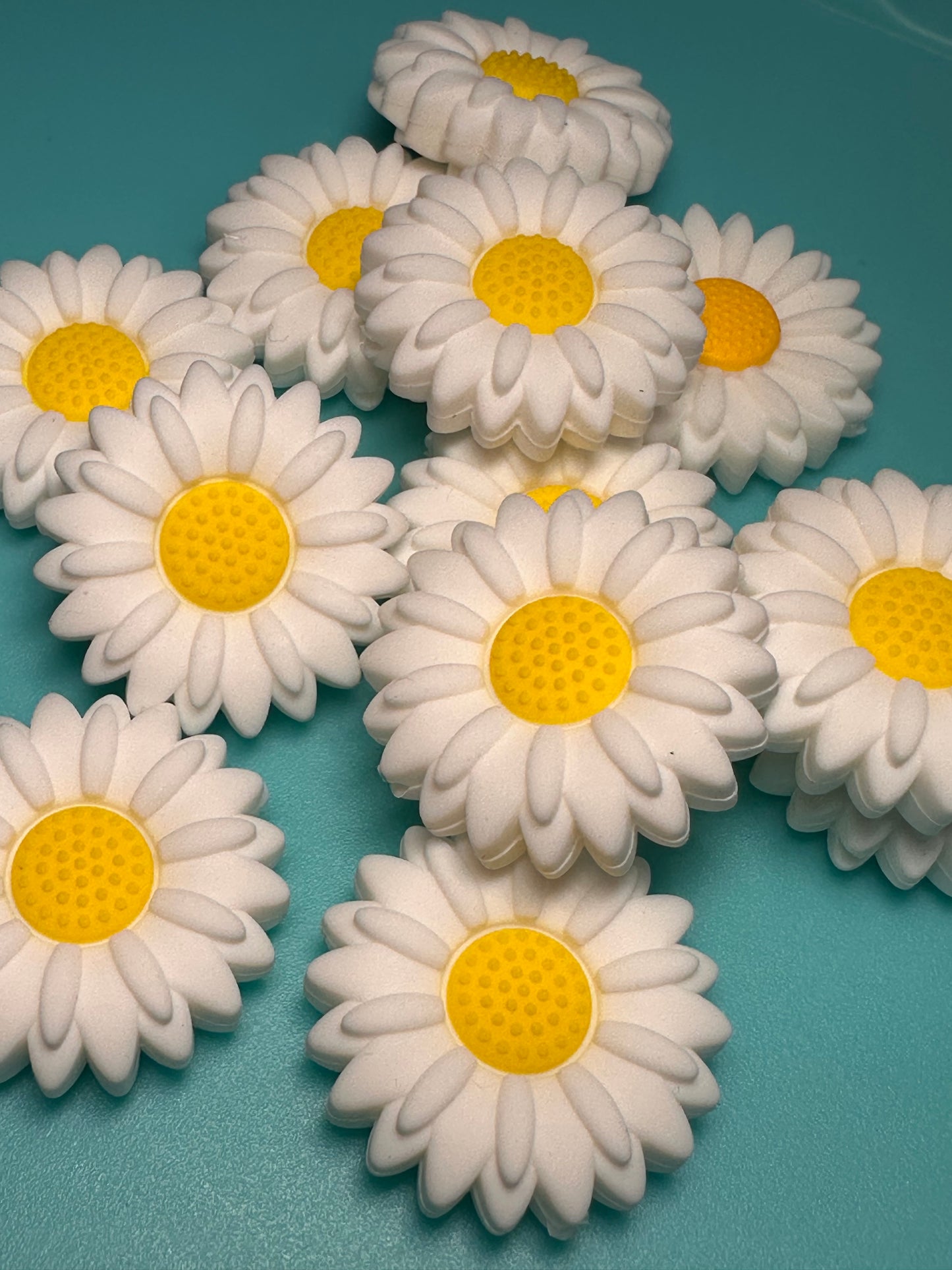 3D Daisy flowers Focal Bead/ beadable pen/ Silicone  bead/ daisies/ keychain bead/