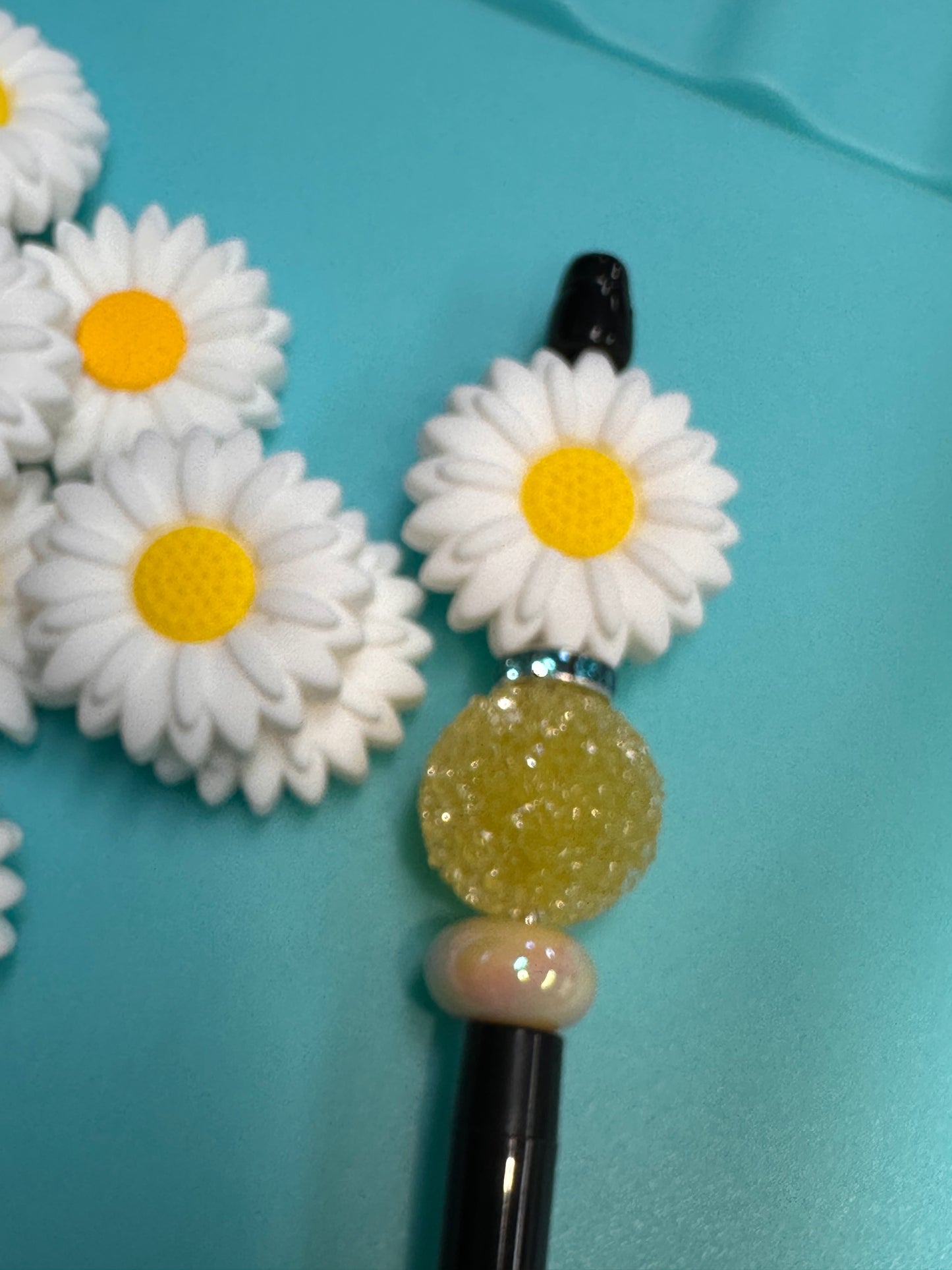 3D Daisy flowers Focal Bead/ beadable pen/ Silicone  bead/ daisies/ keychain bead/