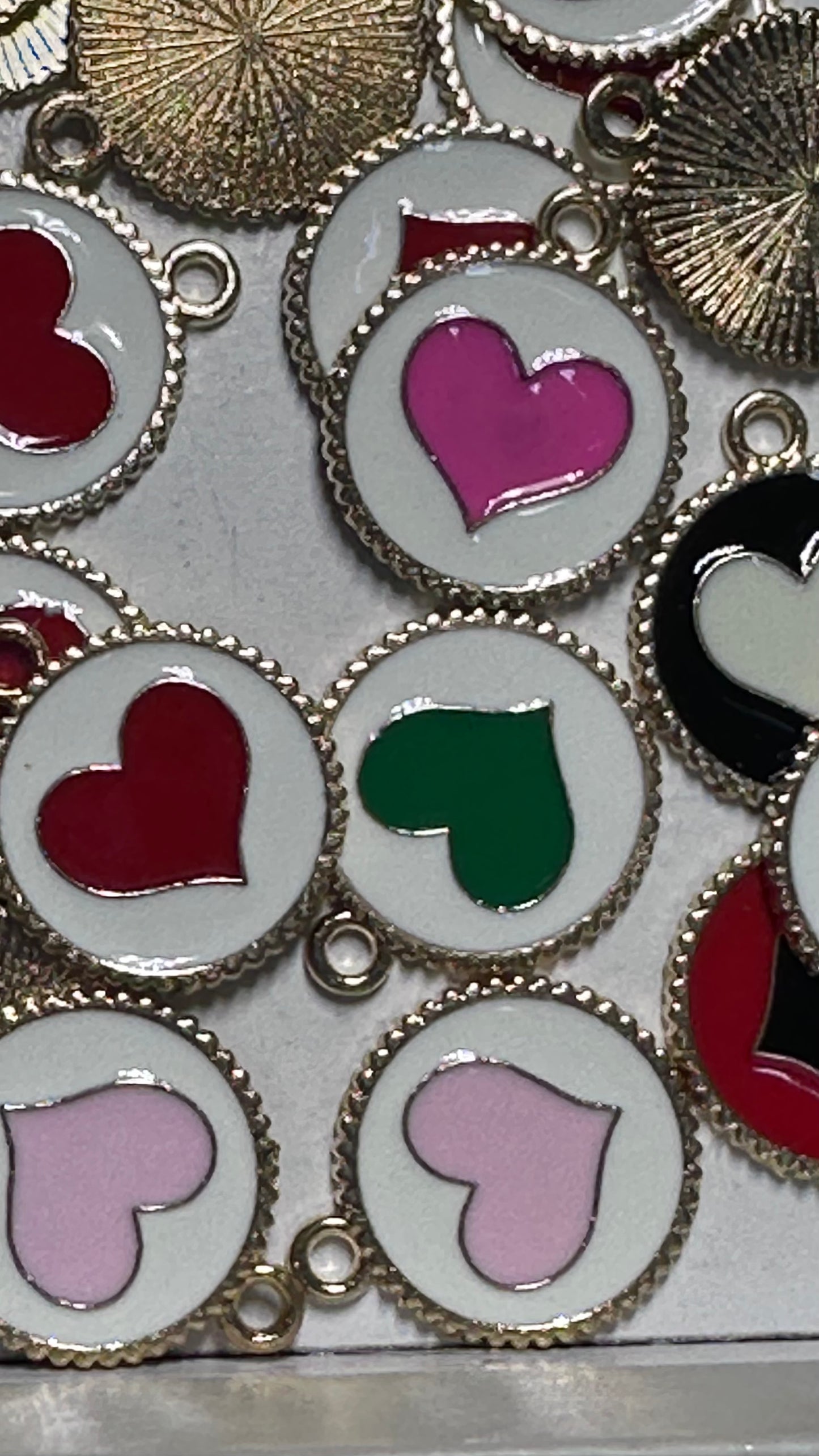 Round charms with hearts in the middle enamel metal charms/ DIY charm bracelet/ DIY necklace/ mixed colors randomly chosen