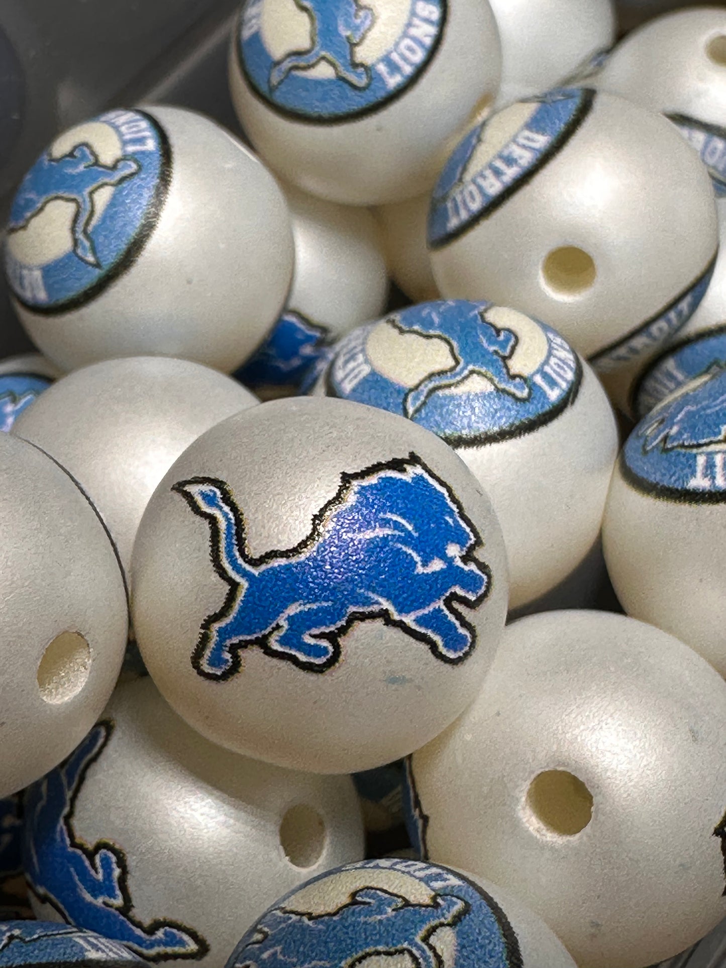 Acrylic Detroit Lions football on satin white beads/ sports team bead/ beadable pen/ keychain bead/16 mm/10 beads included