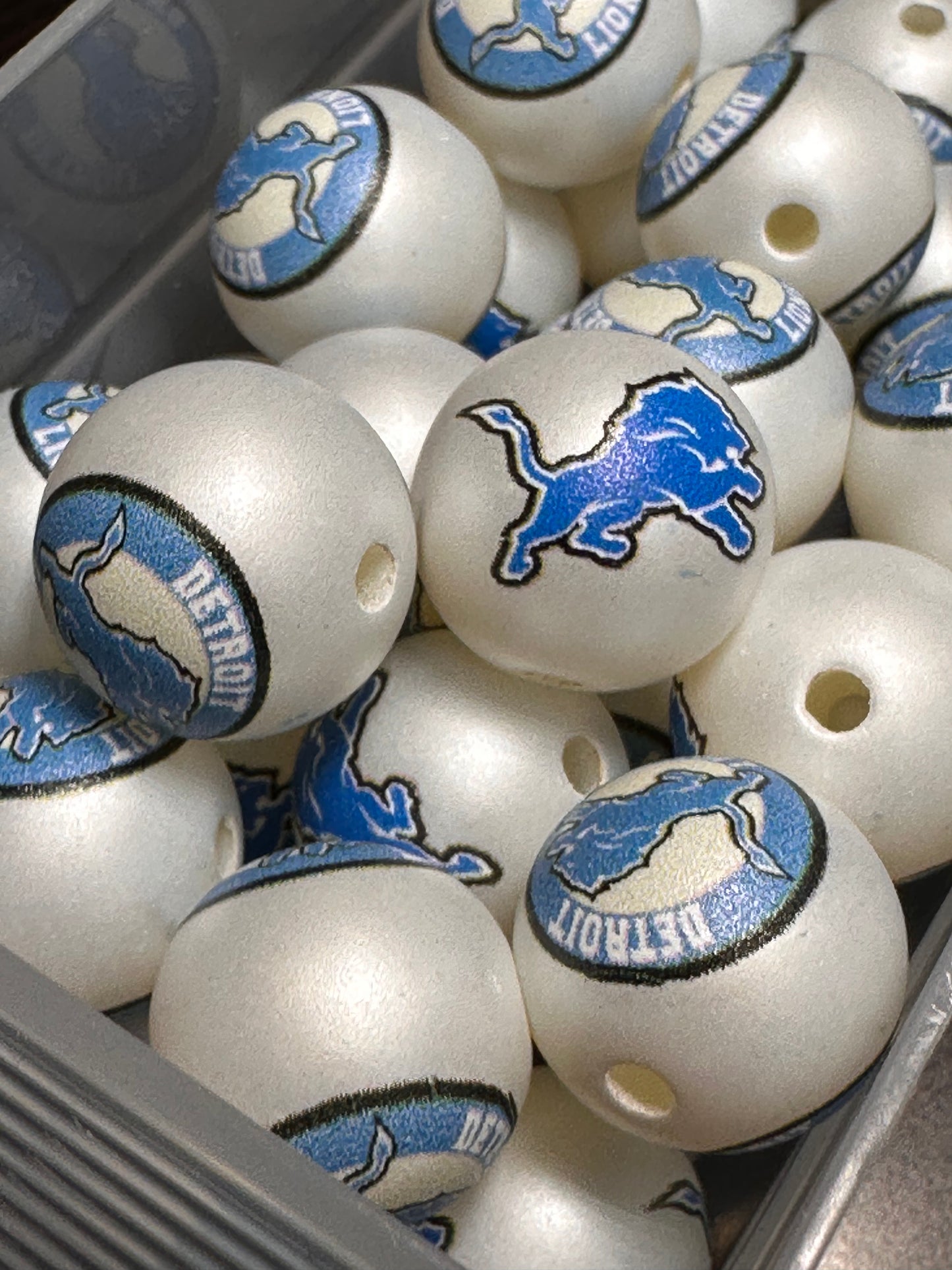 Acrylic Detroit Lions football on satin white beads/ sports team bead/ beadable pen/ keychain bead/16 mm/10 beads included