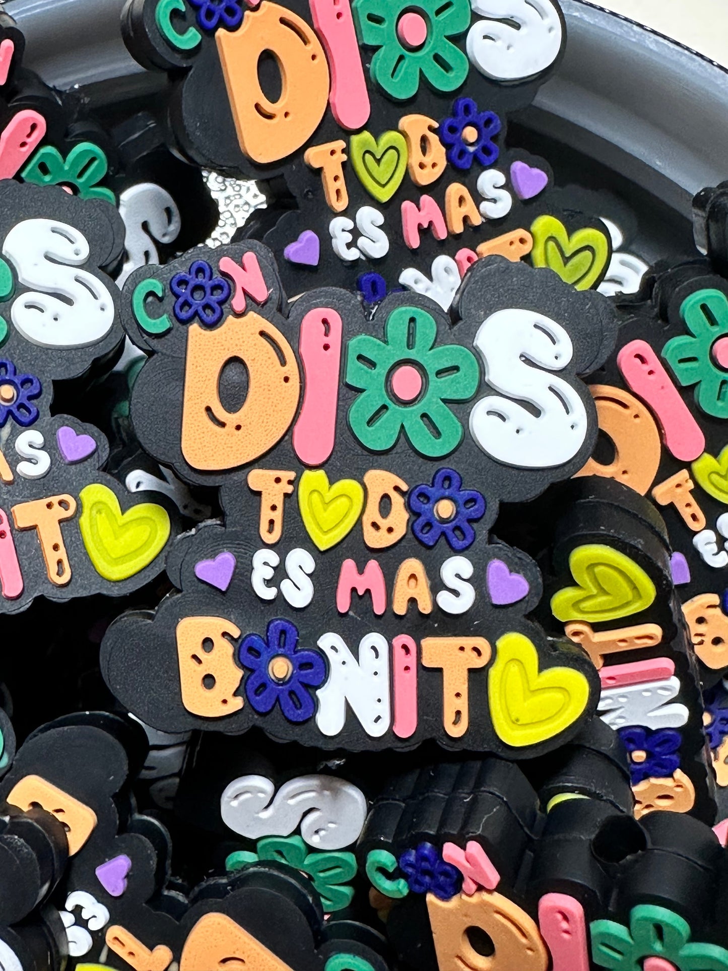 Con Dios todo es mas Bonita / Focal Bead/ beadable pen/ Silicone  bead/ keychain bead/ with God everything is more beautiful/ Spanish